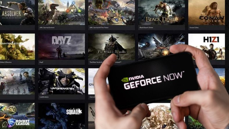 Bir cep telefonu ekranında bulunan GeForce Now yazısı ve arka planda GeForce Now'da oynanan oyunlar