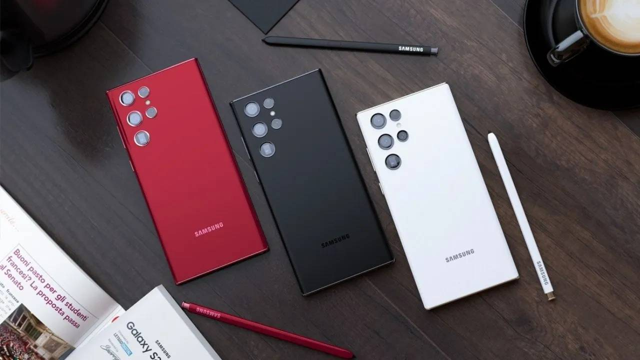 Kırmızı, siyah ve beyaz olmak üzere 3 farklı renk seçeneğine sahip Samsung Galaxy S22 Ultra modelleri
