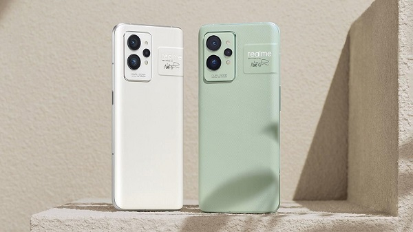 Beyaz ve Yeşil renklere sahip Realme GT 2 Pro modelleri