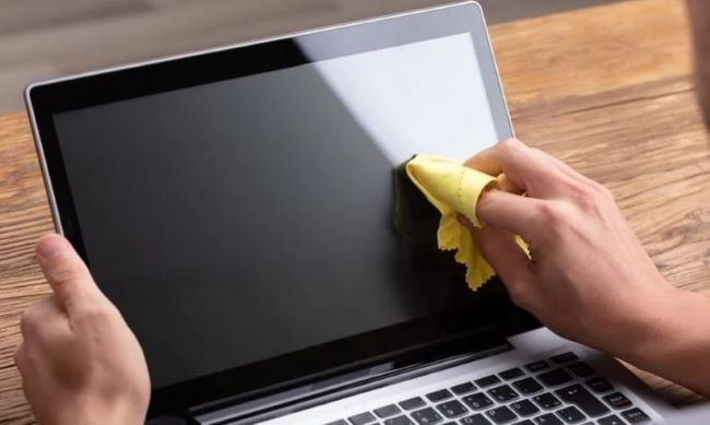 Laptop ekranını temizlerken mikrofiber bez kullanın