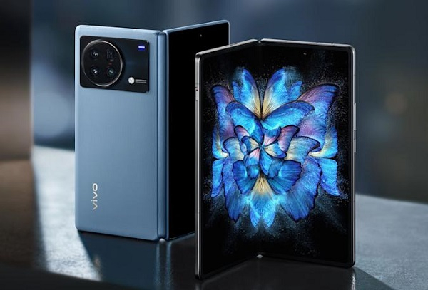 Vivo X Fold modelinin ön ve arka kısımları