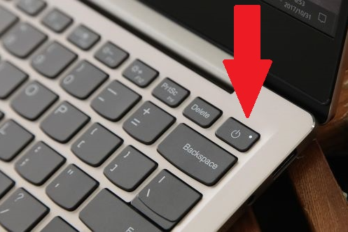 dizüstü bilgisayarı açmak için klavyenin sağ üst köşesinde bulunan güç düğmesine (power) bas