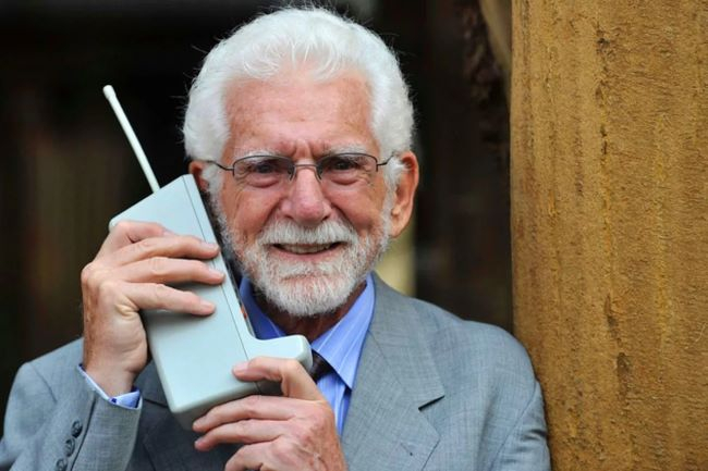 Dünyadaki ilk cep telefonu, 1973 yılında Motorola’da çalışan Martin Cooper tarafından icat edildi.