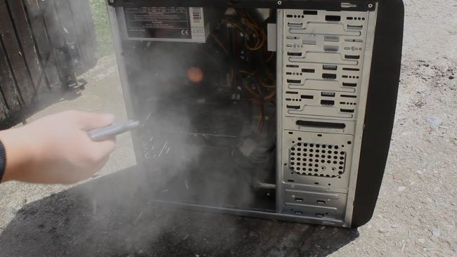 Bilgisayar kasanızı açık havada temizlemeniz gerekir