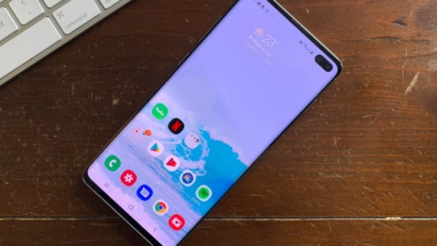 Galaxy S10+’ın Ekranında Yanıp Sönen Işık Göründü