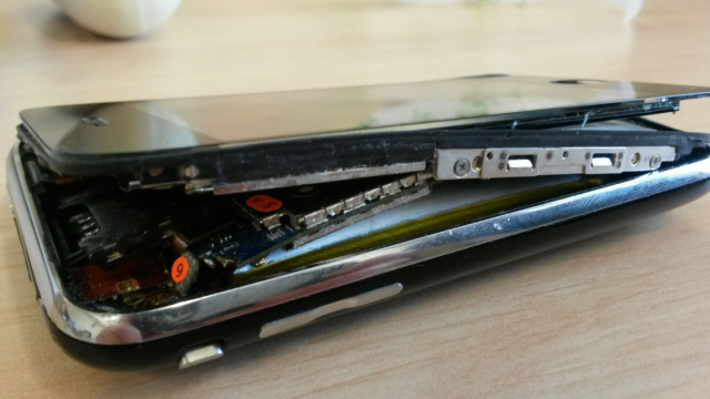 Telefon Batarya Şişmesi Nasıl İner?