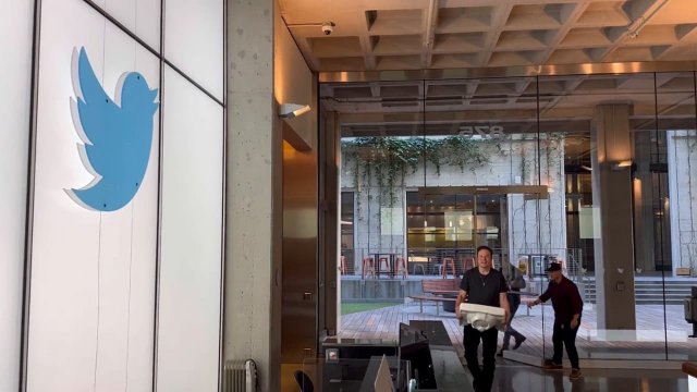 Elon Musk elinde lavabo ile Twitter’ı satın aldı