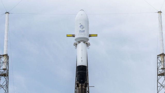 SpaceX, ikinci denemesinde 4,5 tonluk bir Arap telekomünikasyon uydusunu uzaya fırlattı