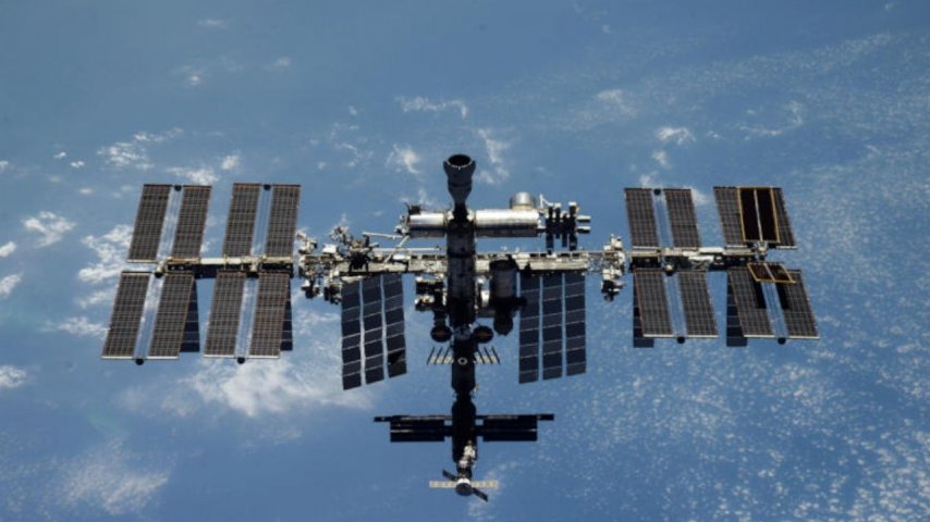 Rus kozmonotlar Zvezda modülüne anten takmak için uzaya çıkıyor
