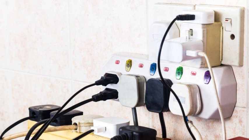 Prizde şarj aleti bırakmak elektrik harcar mı?