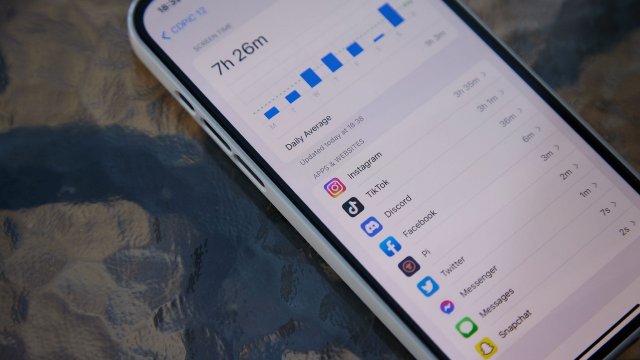 Cep Telefonu Ekran Süresi Göz Sağlığımızı Nasıl Etkiler?