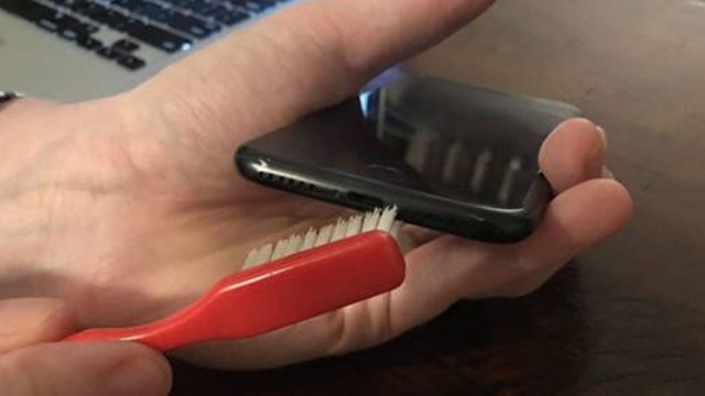 iPhone Şarj Soketini Kendi Başınıza Temizlemenin En İyi Yolu Nedir?