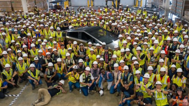 Tesla, Cybertruck'ın seri üretimi Elon Musk'ın vaat ettiğinden iki yıl sonra başladı!
