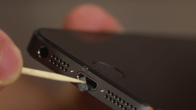 iPhone Şarj Soketi Temizleme Hakkında Bilmeniz Gerekenler Nelerdir?