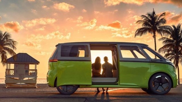 Volkswagen kendi evinde el ense çektirmiyor! Elektrikli araç satışlarında Tesla'yı geride bıraktı