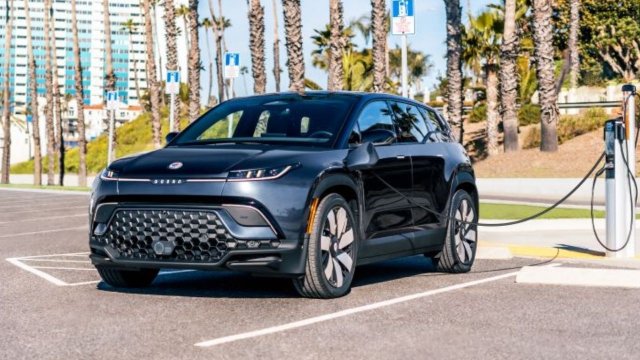 Fisker, Tesla NACS şarj istasyonlarıyla uyumlu araçlar üretme kararı aldı