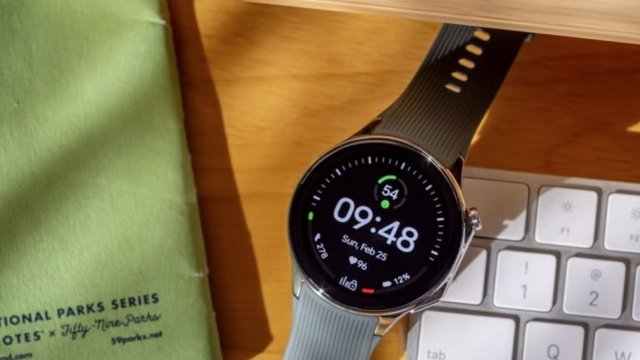 Google,  Wear OS 4'ü şarj gerektirmeden 100 saat çalışabilir bir hale getirdi