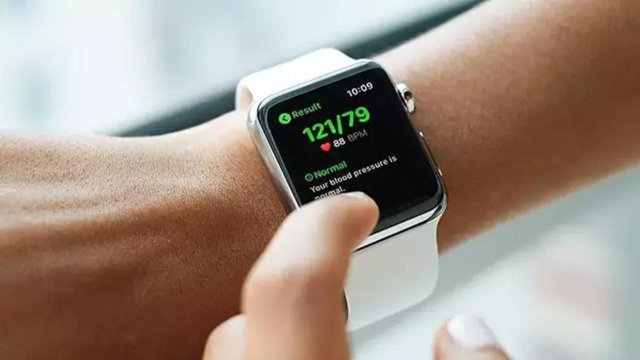Araba Çarpan Yaşlı Adamı Apple Watch Kurtardı
