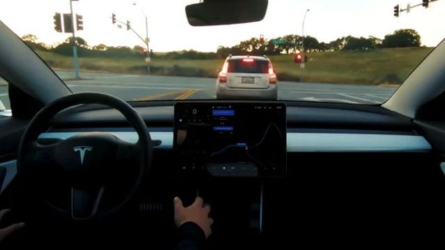 Tesla, otopilot için zorunlu test sürüşü yaptıracak