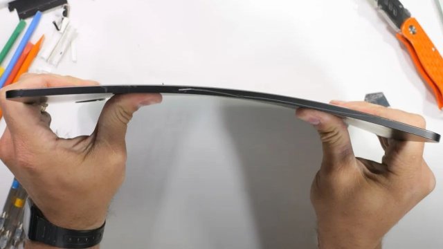 Yeni iPad Pro çok ince ve hafif! Peki bükülüyor mu? İşte sonuçlar