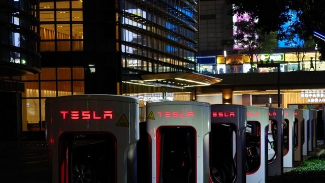 Tesla hisseleri yeniden düştü! Sebebi açıklandı