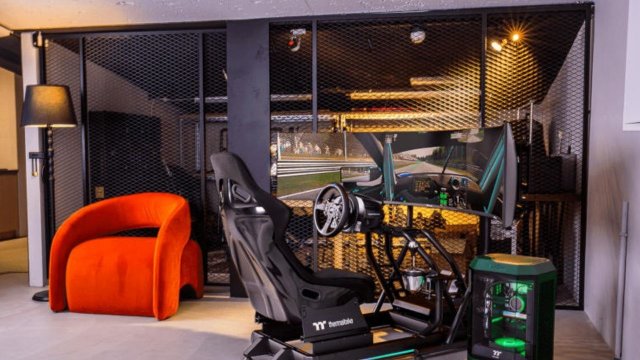 Thermaltake, 3 monitörlü GR500 kokpitini tanıttı