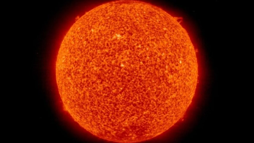 Bilim insanları Güneş'te her gün yedi güçlü patlama kaydetti