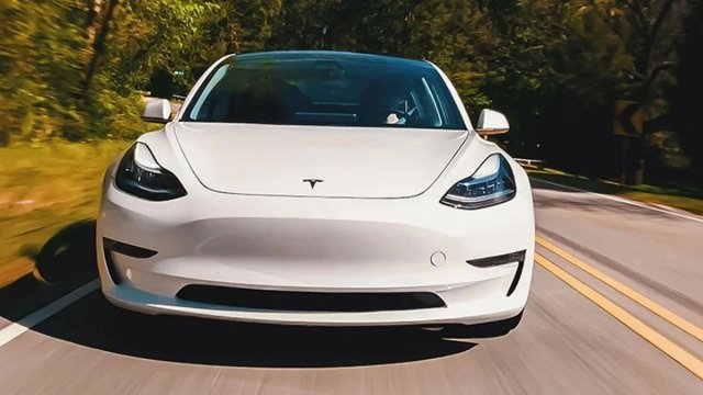Tesla'nın Gelişmiş ASS Özelliği ile Araç Kontrolü Yeniden Tanımlanıyor