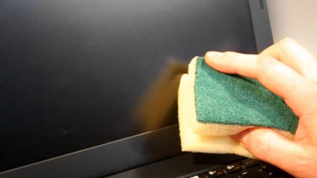 Notebook laptop ekranı nasıl temizlenir?