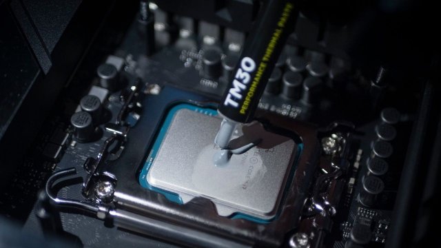 İşlemci kutusundan termal macun ve soğutucu çıkıyor mu?