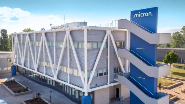 Elon Musk, Micron'un Tesla'ya önemli miktarda bellek çipi tahsis ettiğini kabul etti