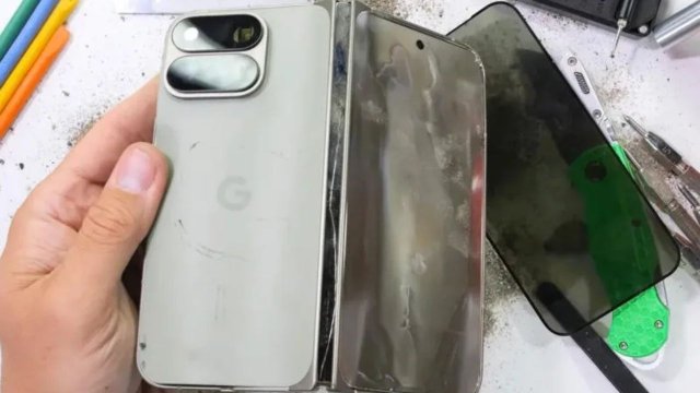 Google Pixel 11 Pro Fold, aşırı bükme testinde başarısız oldu, ancak en azından selefi gibi patlamadı