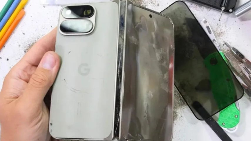 Google Pixel 11 Pro Fold, aşırı bükme testinde başarısız oldu, ancak en azından selefi gibi patlamadı
