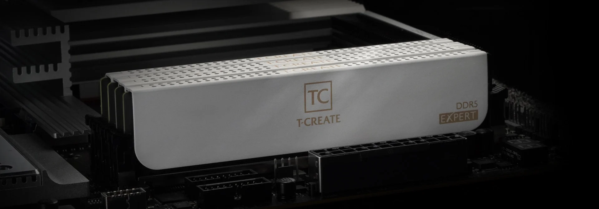 Team T-Create Expert 32GB(2x16GB) 6000Mhz DDR5 Siyah U-DIMM RAM (CTCED532G6000HC38ADC01)