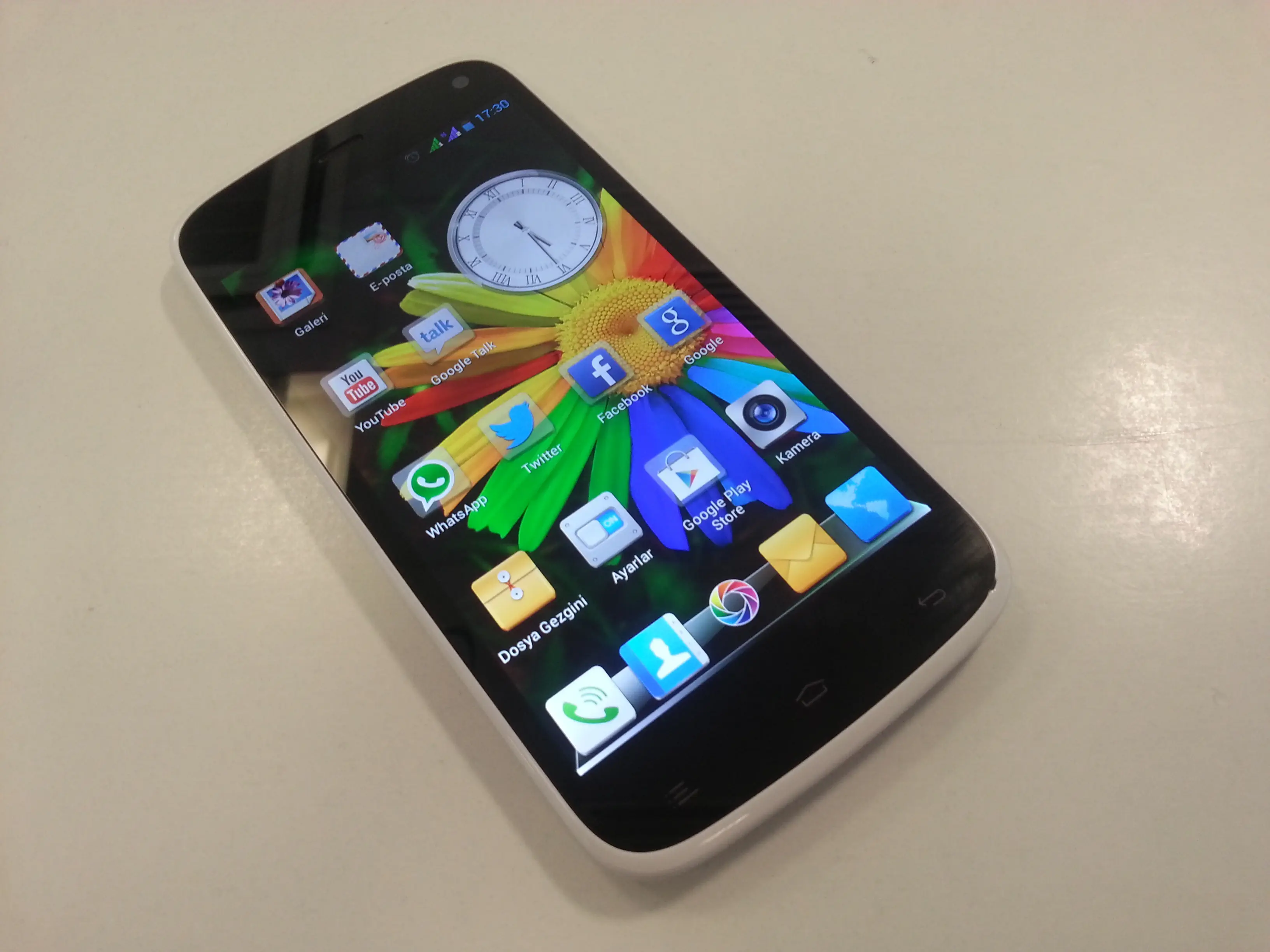 General Mobile Discovery 4 GB Beyaz Cep Telefonu